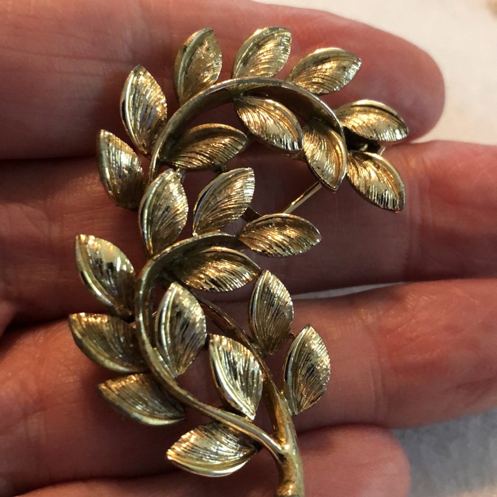 A lisner marked brooch